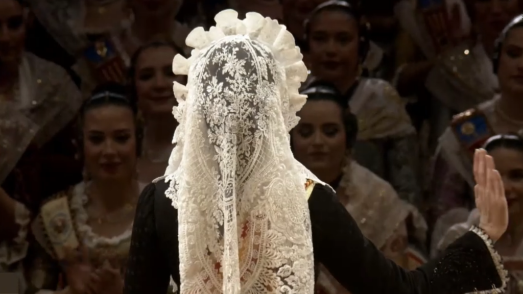 El saludo protocolario de las Falleras Mayores: simbolismo y tradición en las Fallas 20 El saludo protocolario de la Reina de Castellon y la Bellea del Foc que casi nadie sabe por que 3