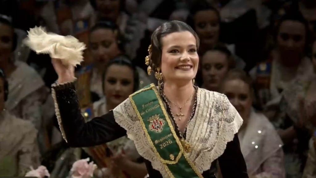 El saludo protocolario de las Falleras Mayores: simbolismo y tradición en las Fallas 21 El saludo protocolario de la Reina de Castellon y la Bellea del Foc que casi nadie sabe por que 4