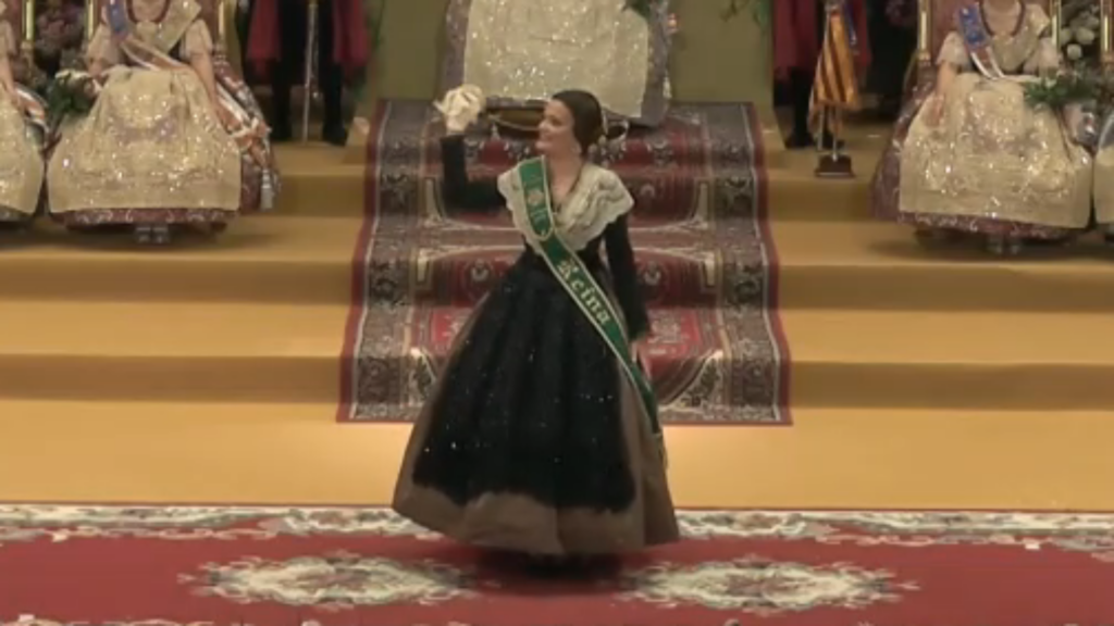 El saludo protocolario de las Falleras Mayores: simbolismo y tradición en las Fallas 22 El saludo protocolario de la Reina de Castellon y la Bellea del Foc que casi nadie sabe por que 5