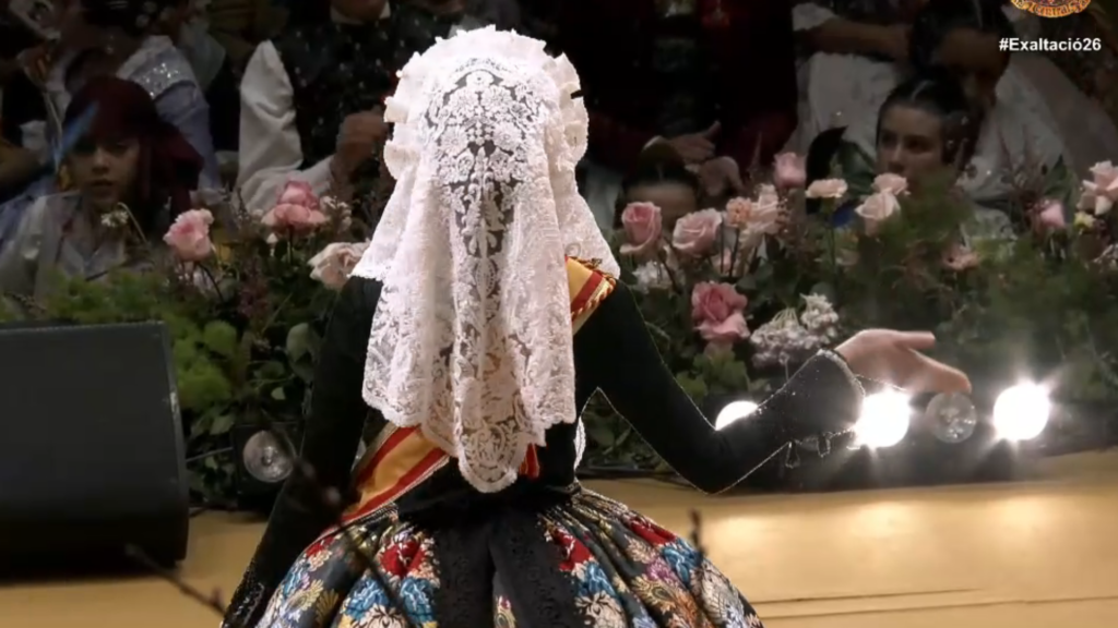 El saludo protocolario de las Falleras Mayores: simbolismo y tradición en las Fallas 23 El saludo protocolario de la Reina de Castellon y la Bellea del Foc que casi nadie sabe por que 6