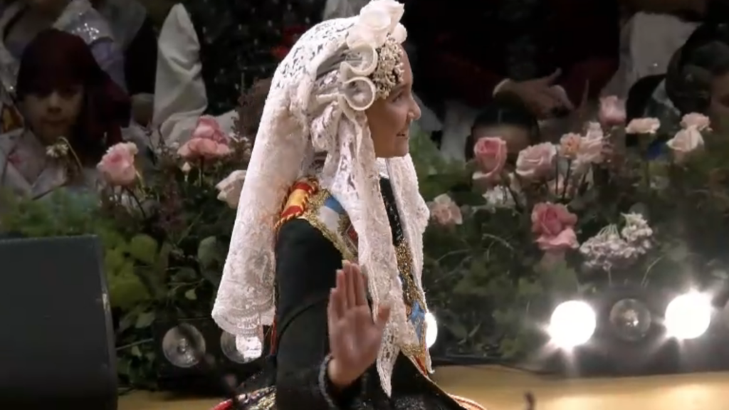 El saludo protocolario de las Falleras Mayores: simbolismo y tradición en las Fallas 24 El saludo protocolario de la Reina de Castellon y la Bellea del Foc que casi nadie sabe por que 7