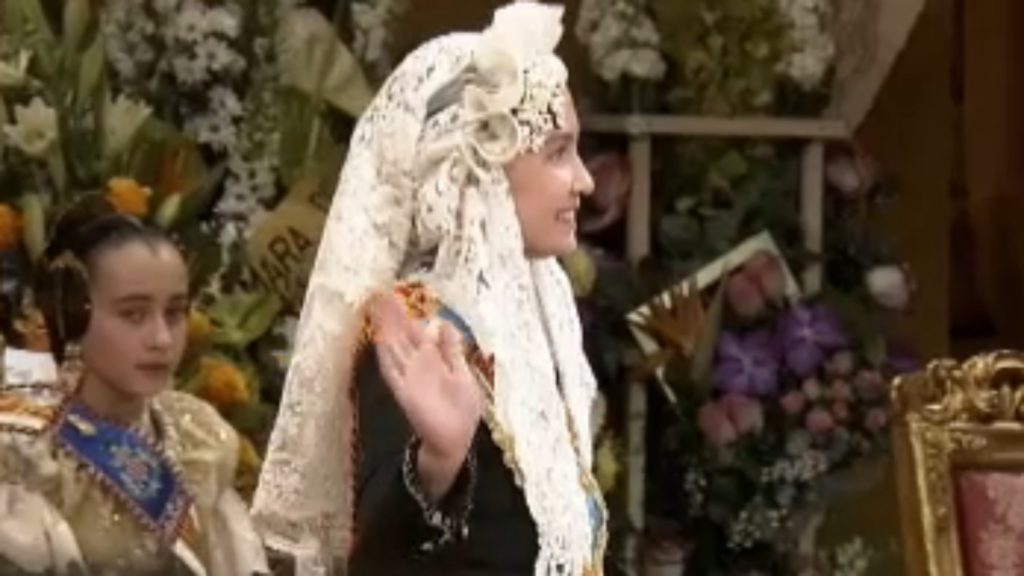 El saludo protocolario de las Falleras Mayores: simbolismo y tradición en las Fallas 16 El saludo protocolario de la Reina de Castellon y la Bellea del Foc que casi nadie sabe por que 8