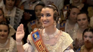 El saludo protocolario de las Falleras Mayores simbolismo y tradicion en las Fallas 12