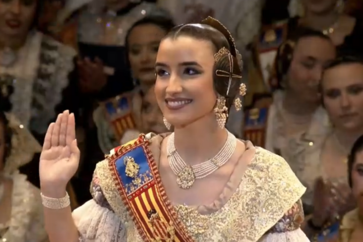 El saludo protocolario de las Falleras Mayores simbolismo y tradicion en las Fallas 12