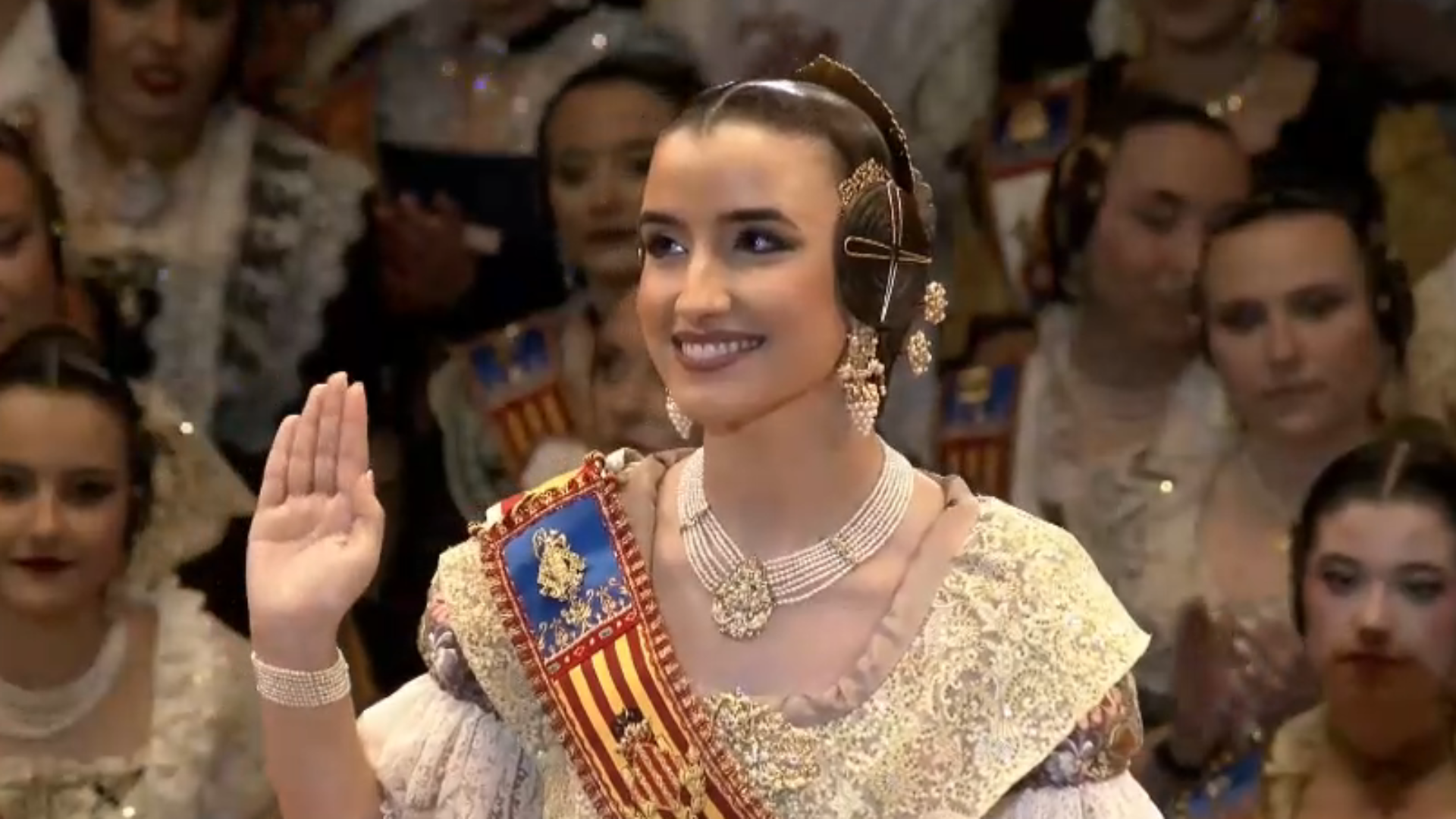 El saludo protocolario de las Falleras Mayores simbolismo y tradicion en las Fallas 12