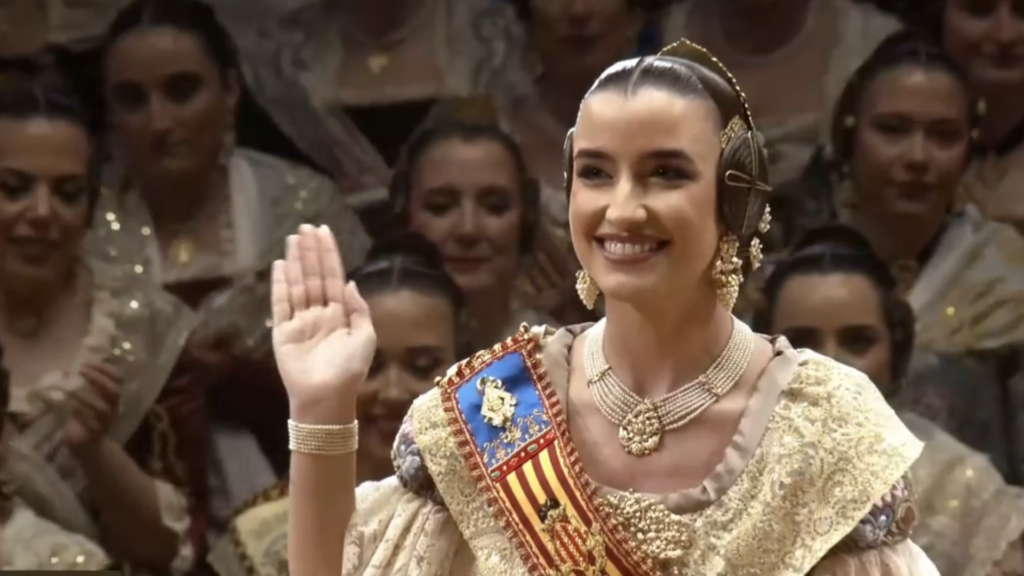 El saludo protocolario de las Falleras Mayores: simbolismo y tradición en las Fallas 11 El saludo protocolario de las Falleras Mayores simbolismo y tradicion en las Fallas 13