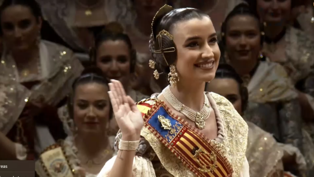 El saludo protocolario de las Falleras Mayores: simbolismo y tradición en las Fallas 12 El saludo protocolario de las Falleras Mayores simbolismo y tradicion en las Fallas 14