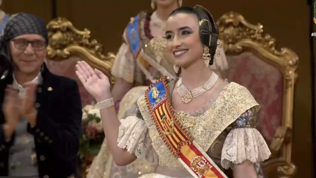 El saludo protocolario de las Falleras Mayores: simbolismo y tradición en las Fallas 13 El saludo protocolario de las Falleras Mayores simbolismo y tradicion en las Fallas 15