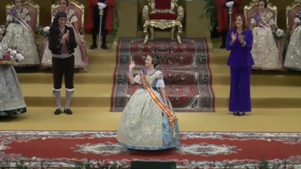 El saludo protocolario de las Falleras Mayores: simbolismo y tradición en las Fallas 2 El saludo protocolario de las Falleras Mayores simbolismo y tradicion en las Fallas 3