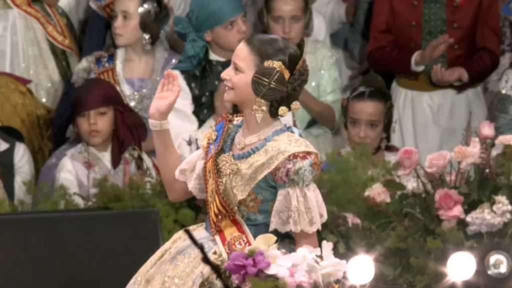 El saludo protocolario de las Falleras Mayores: simbolismo y tradición en las Fallas 7 El saludo protocolario de las Falleras Mayores simbolismo y tradicion en las Fallas 8