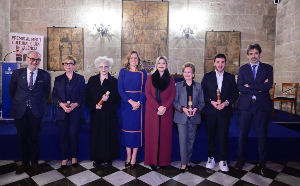 Magui Mira Ricard Camarena Isabel Sanchis y Angeles Lopez Artiga reciben el Merito Cultural Ciudad de Valencia 2026 3