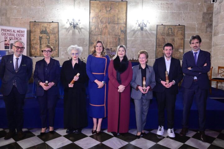 Magui Mira Ricard Camarena Isabel Sanchis y Angeles Lopez Artiga reciben el Merito Cultural Ciudad de Valencia 2026 3