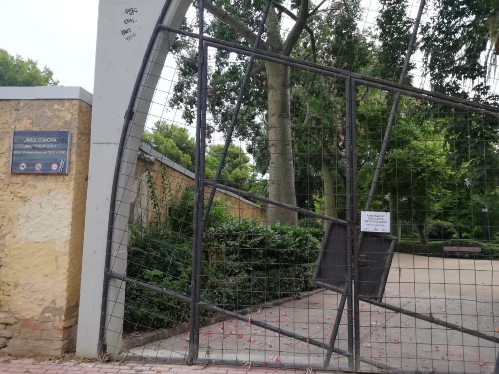 cierra parques jardines y cementerios