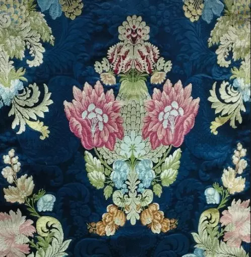 Carmen Prades convierte la Crida en un homenaje al Mediterráneo con su espolín “València” 1 e2281651 45a1 4cec b84a 3735eee0695e source aspect