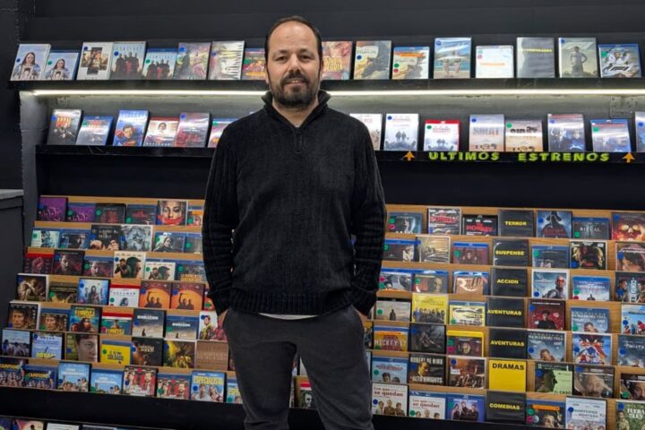 matias en su videoclub 16 9 aspect ratio default 1032451 da39