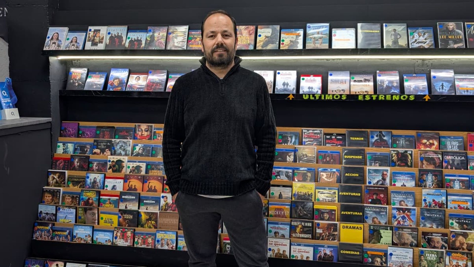 matias en su videoclub 16 9 aspect ratio default 1032451 da39