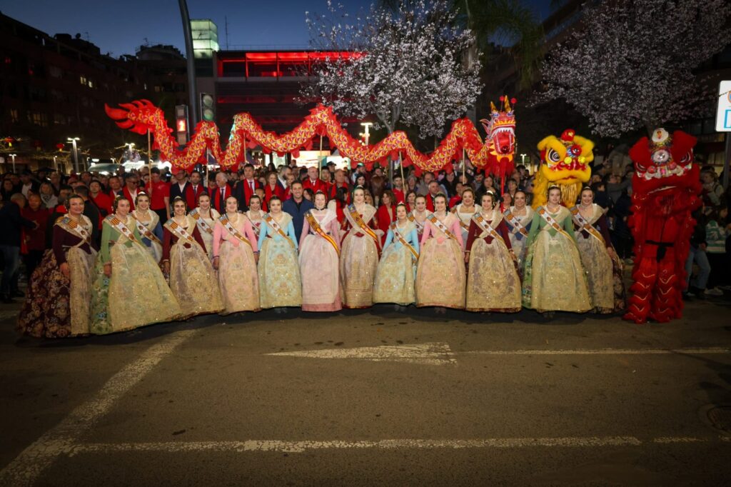 orrent bate records con la cabalgata del Ano Nuevo Chino 2026 9