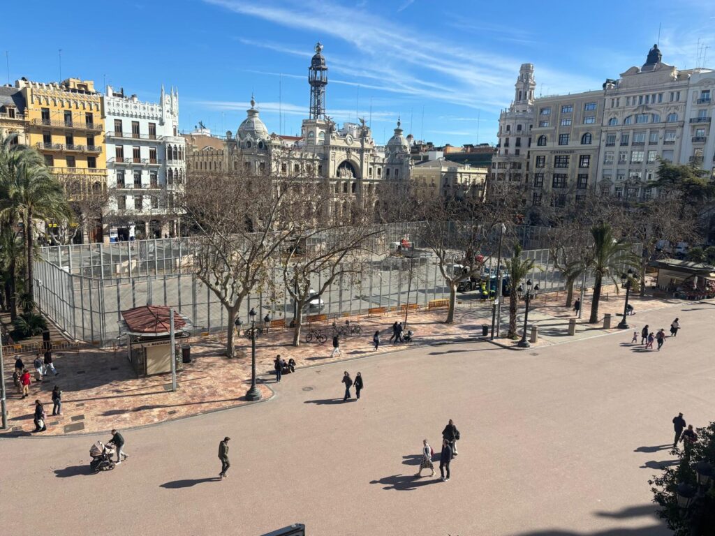 Concluye el vallado del recinto para las mascletas en la plaza del Ayuntamiento de Valencia 1