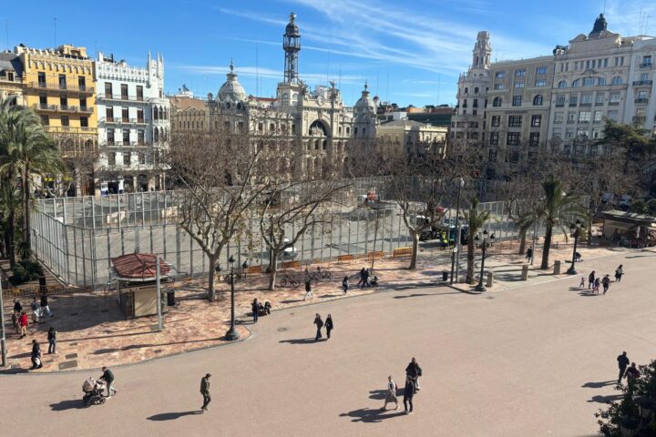 Concluye el vallado del recinto para las mascletas en la plaza del Ayuntamiento de Valencia 1