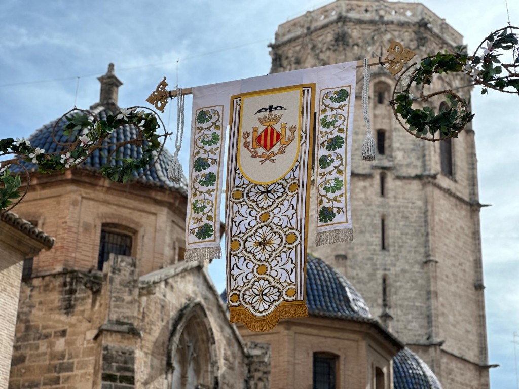 Valencia engalana el recorrido de la Ofrenda con escudos del ‘Cap i Casal’ y nueva iluminación 2 Decoracio Ofrena26 1 Mediana