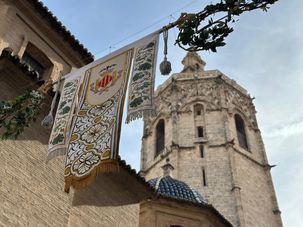 Valencia engalana el recorrido de la Ofrenda con escudos del ‘Cap i Casal’ y nueva iluminación 3 Decoracio Ofrena26 2 Mediana