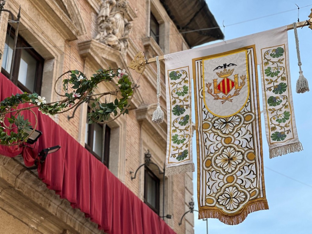 Valencia engalana el recorrido de la Ofrenda con escudos del ‘Cap i Casal’ y nueva iluminación 4 Decoracio Ofrena26 3 Mediana