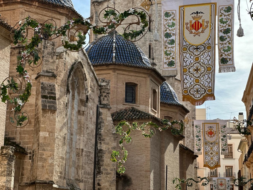 Valencia engalana el recorrido de la Ofrenda con escudos del ‘Cap i Casal’ y nueva iluminación 5 Decoracio Ofrena26 4 Mediana