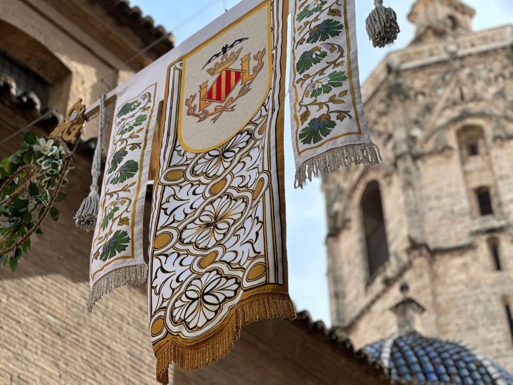 Valencia engalana el recorrido de la Ofrenda con escudos del ‘Cap i Casal’ y nueva iluminación 6 Decoracio Ofrena26 5 Mediana