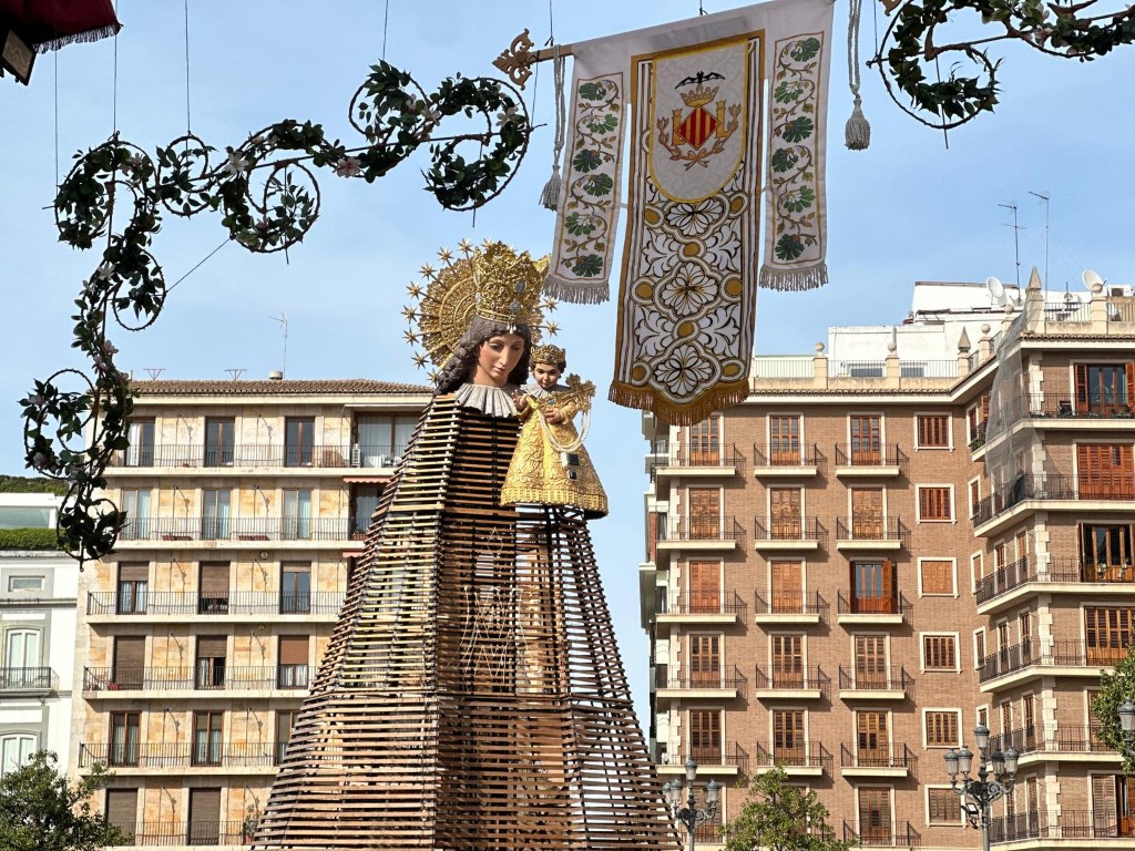 Valencia engalana el recorrido de la Ofrenda con escudos del ‘Cap i Casal’ y nueva iluminación 7 Decoracio Ofrena26 6 Mediana