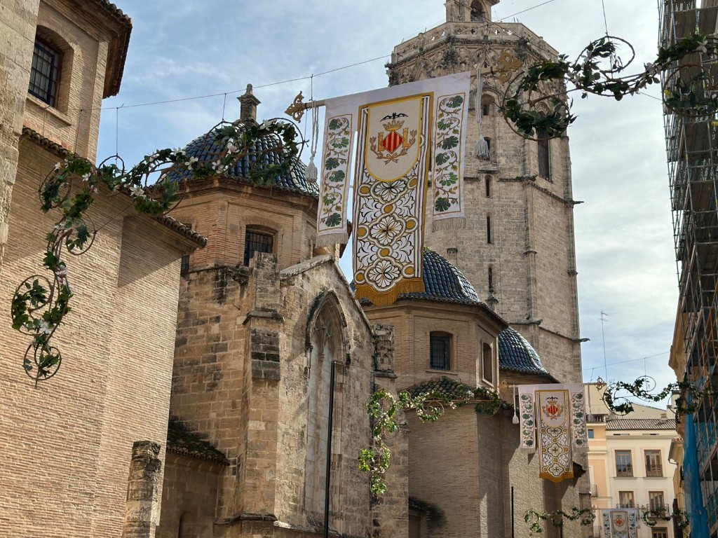 Valencia engalana el recorrido de la Ofrenda con escudos del ‘Cap i Casal’ y nueva iluminación 8 Decoracio Ofrena26 7 Mediana