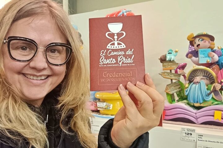 Dra. Ana Mafe Garcia con el ninot infantil Un bosc de llibres de la Falla Ramiro de Maeztu – Els Lleons Mediana