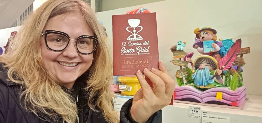 Dra. Ana Mafe Garcia con el ninot infantil Un bosc de llibres de la Falla Ramiro de Maeztu – Els Lleons Mediana