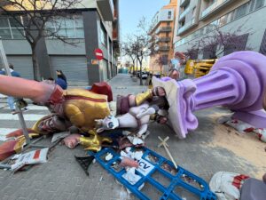 El viento tumba la falla de Escultor Vicente Pallardo en Torrent 5