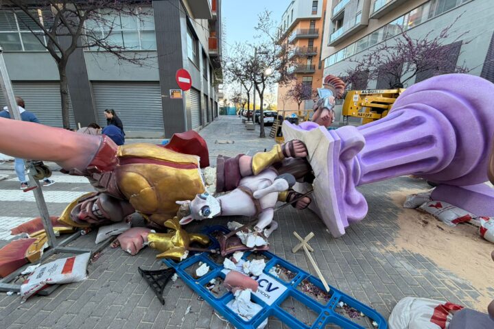 El viento tumba la falla de Escultor Vicente Pallardo en Torrent 5