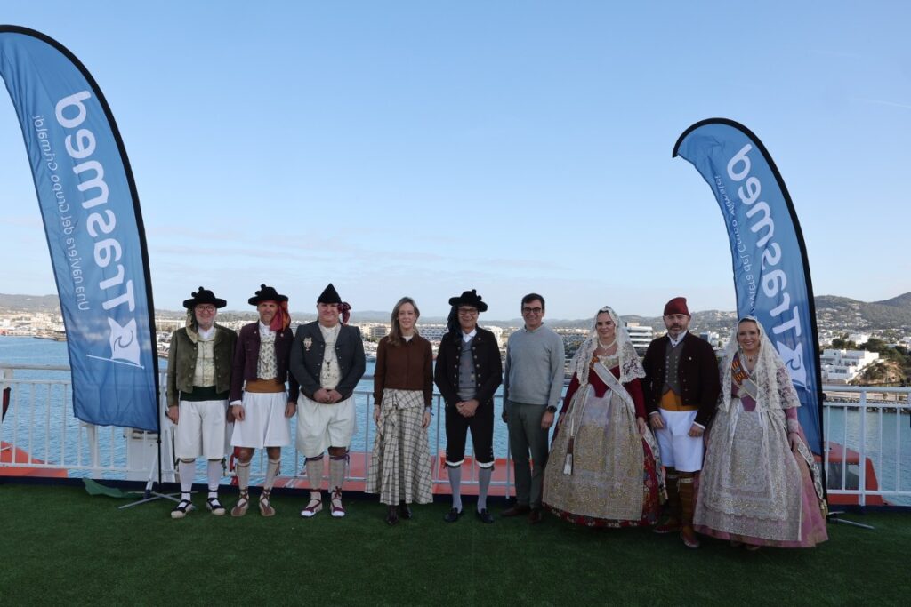 Enviem les fotografies de larribada de la FMV i la seua Cort dHonor a Eivissa 1 Mediana