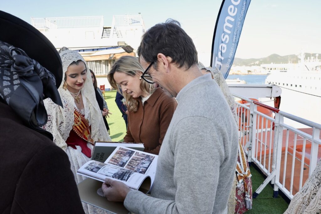 Enviem les fotografies de larribada de la FMV i la seua Cort dHonor a Eivissa 10 Mediana