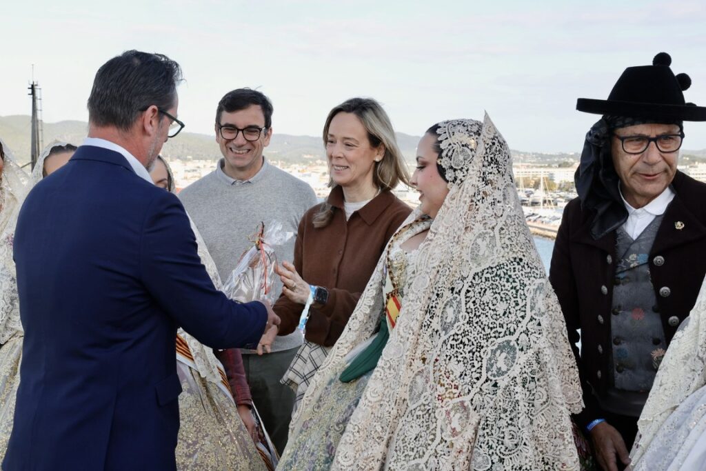 Enviem les fotografies de larribada de la FMV i la seua Cort dHonor a Eivissa 11 Mediana