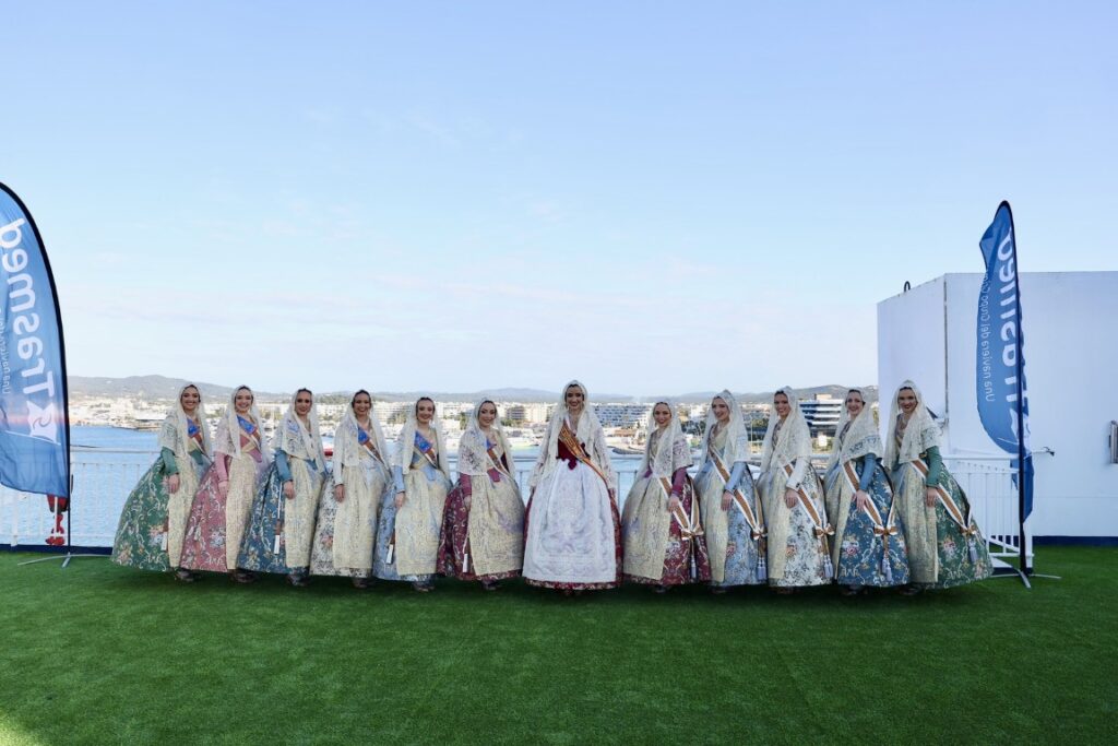 Enviem les fotografies de larribada de la FMV i la seua Cort dHonor a Eivissa 12 Mediana