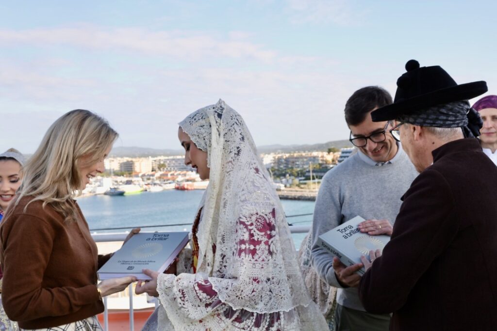 Enviem les fotografies de larribada de la FMV i la seua Cort dHonor a Eivissa 14 Mediana