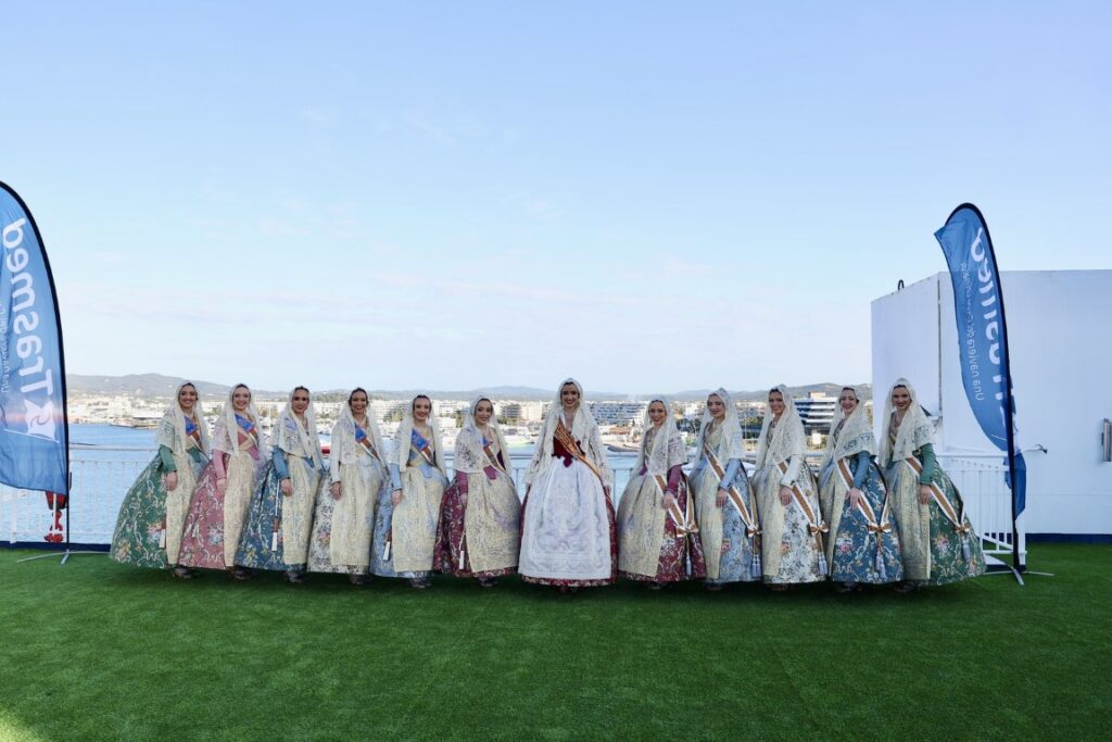 Enviem les fotografies de larribada de la FMV i la seua Cort dHonor a Eivissa 15 Mediana