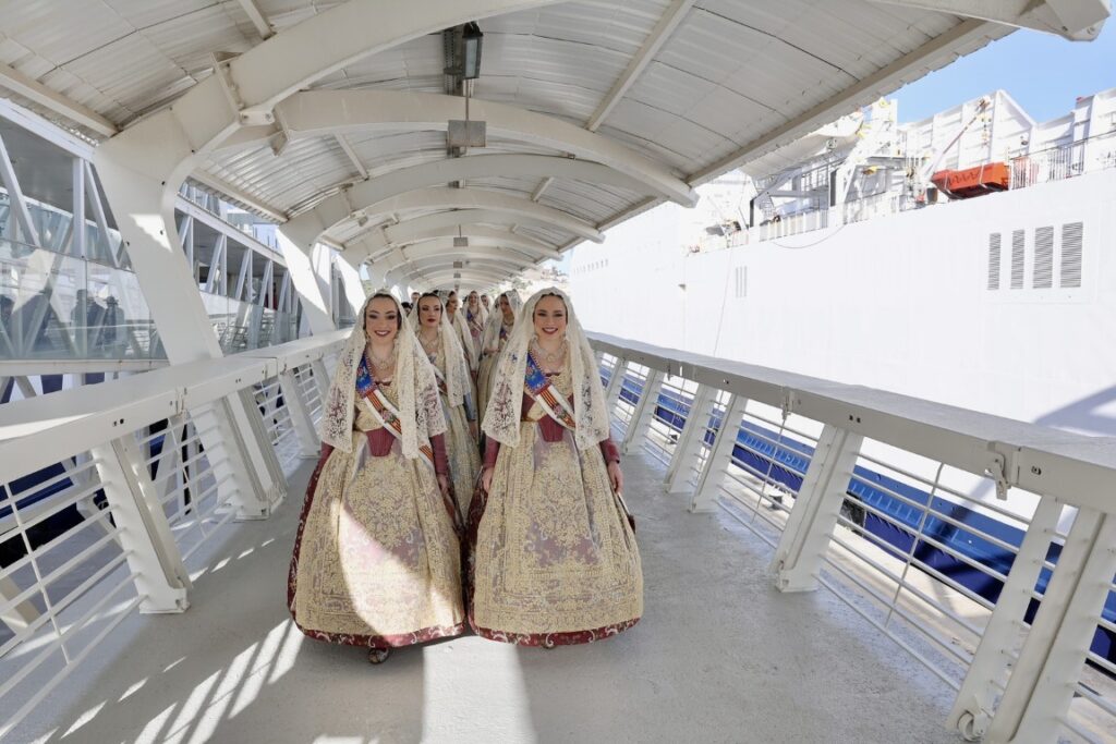 Enviem les fotografies de larribada de la FMV i la seua Cort dHonor a Eivissa 16 Mediana