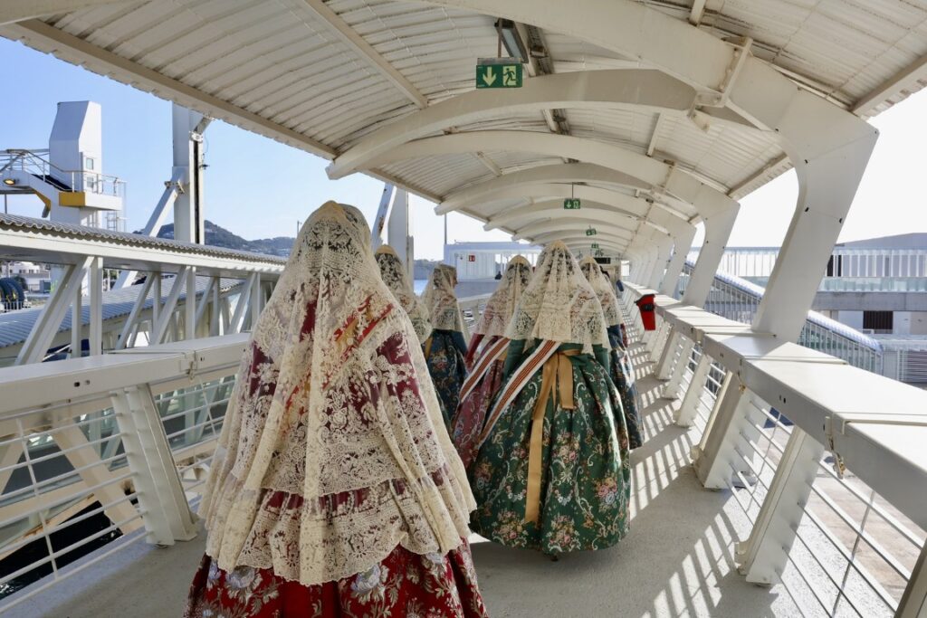 Enviem les fotografies de larribada de la FMV i la seua Cort dHonor a Eivissa 17 Mediana