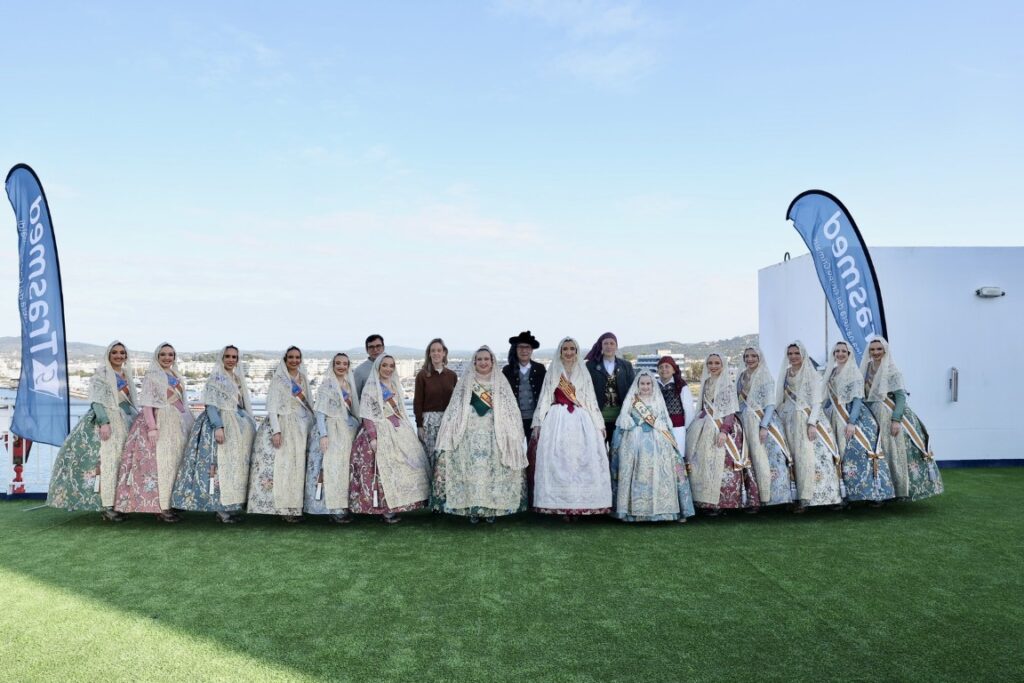 Enviem les fotografies de larribada de la FMV i la seua Cort dHonor a Eivissa 18 Mediana