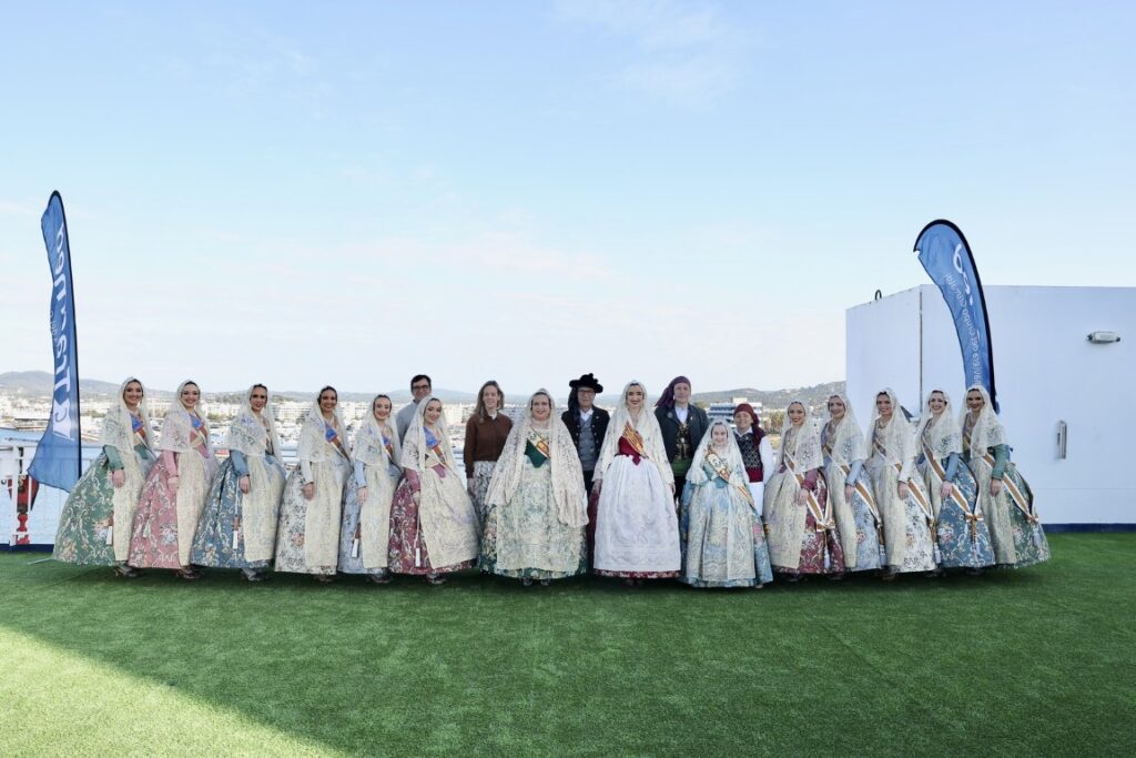 Enviem les fotografies de larribada de la FMV i la seua Cort dHonor a Eivissa 19 Mediana