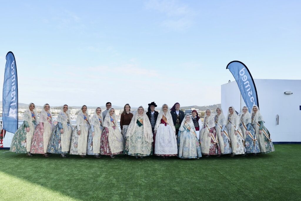 Enviem les fotografies de larribada de la FMV i la seua Cort dHonor a Eivissa 2 Mediana