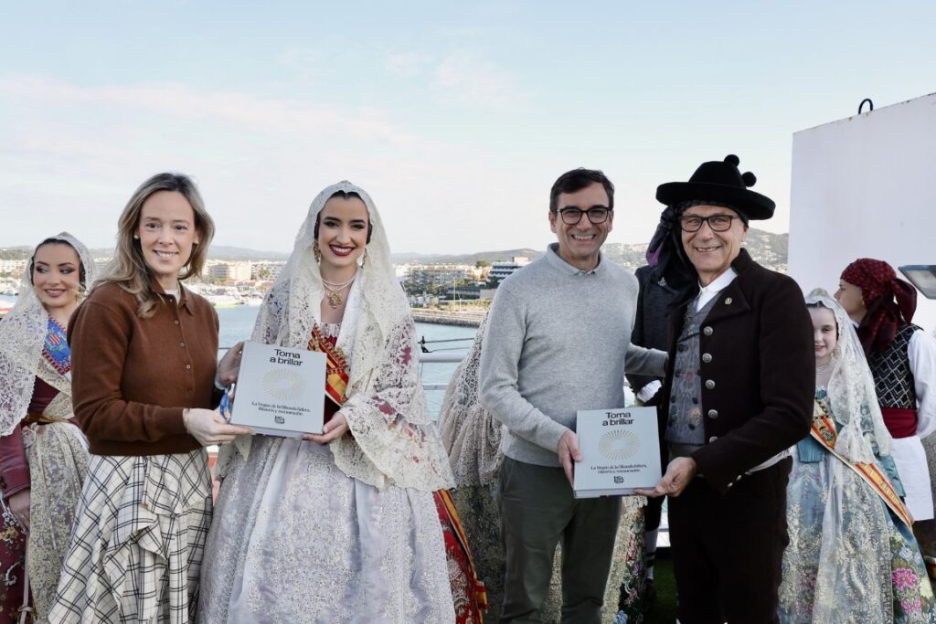 Enviem les fotografies de larribada de la FMV i la seua Cort dHonor a Eivissa 3 Mediana