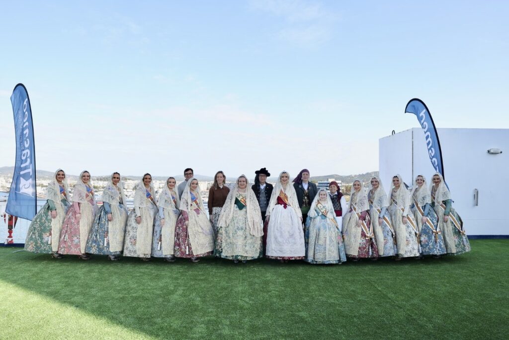 Enviem les fotografies de larribada de la FMV i la seua Cort dHonor a Eivissa 4 Mediana