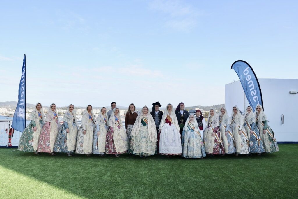 Enviem les fotografies de larribada de la FMV i la seua Cort dHonor a Eivissa 5 Mediana