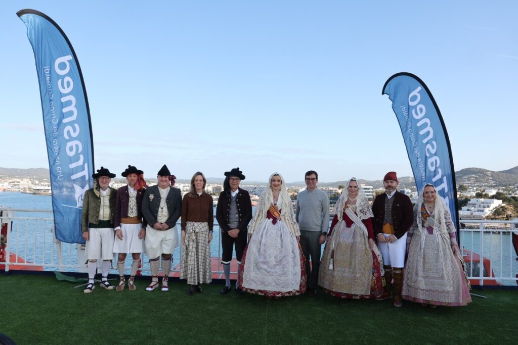 Enviem les fotografies de larribada de la FMV i la seua Cort dHonor a Eivissa 6 Mediana