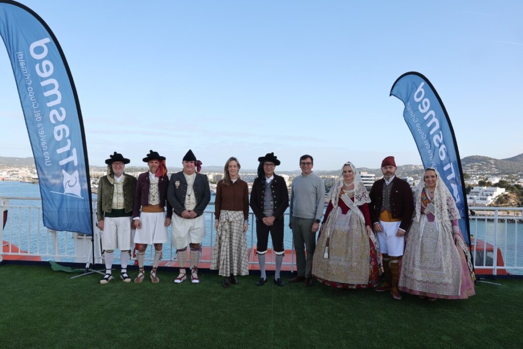 Enviem les fotografies de larribada de la FMV i la seua Cort dHonor a Eivissa 7 Mediana